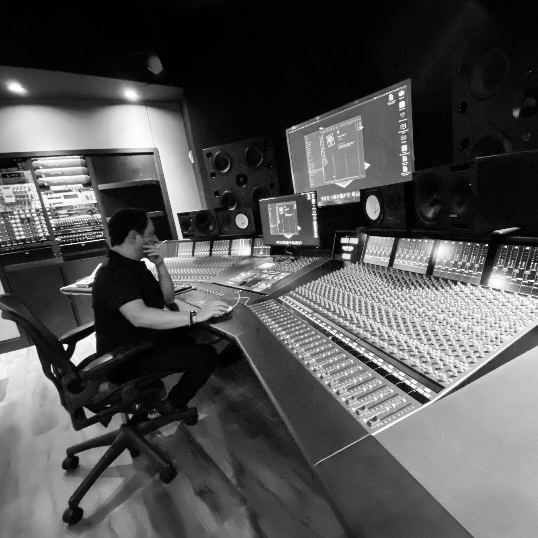 Renato Patriarca mixando — Midas Studios
